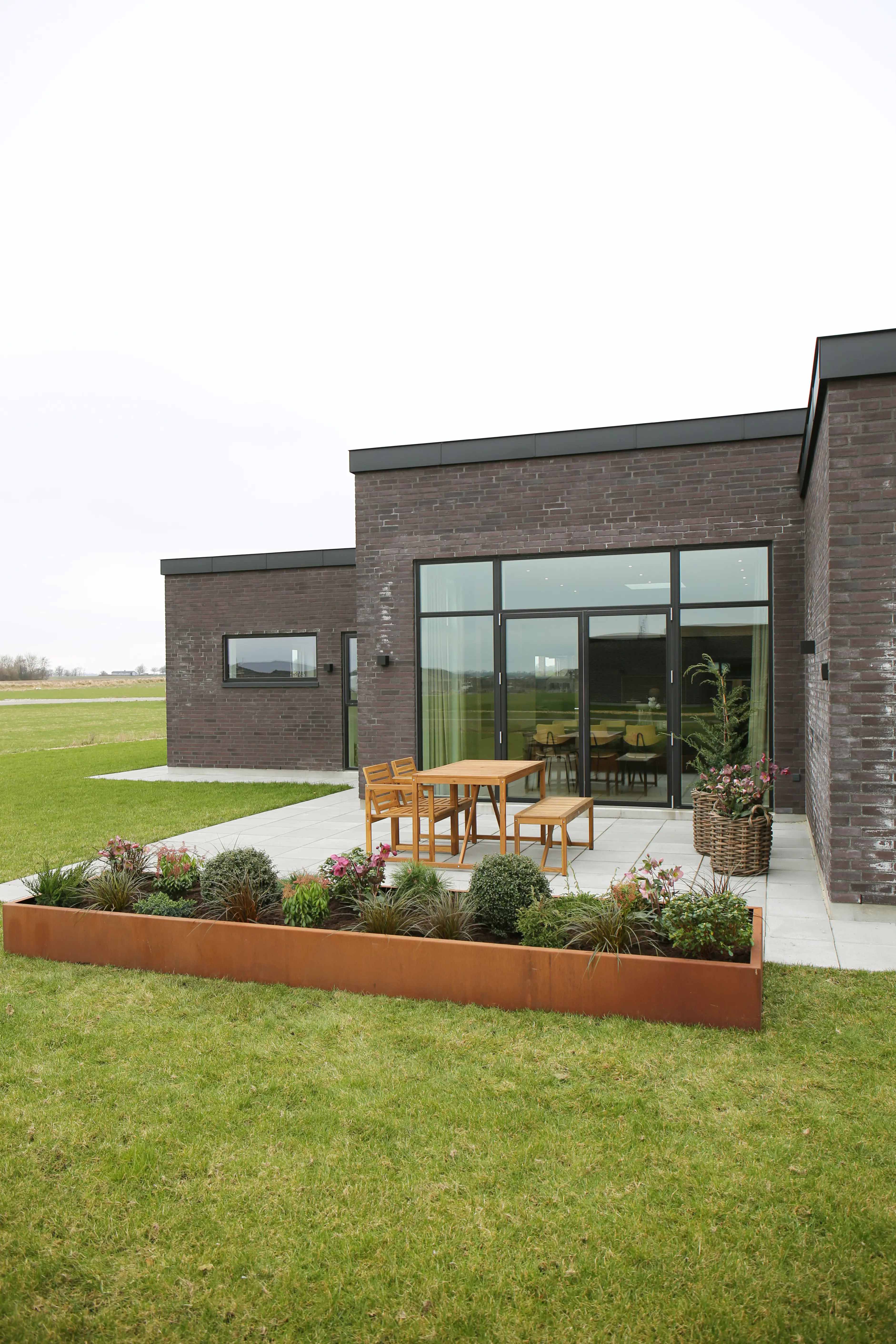 Funkisvilla uden udhæng set udefra på terrassen 