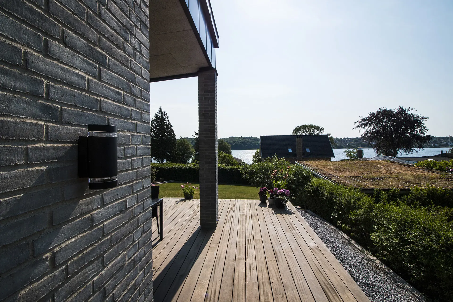 Nybyg med overdækket terrasse i træ