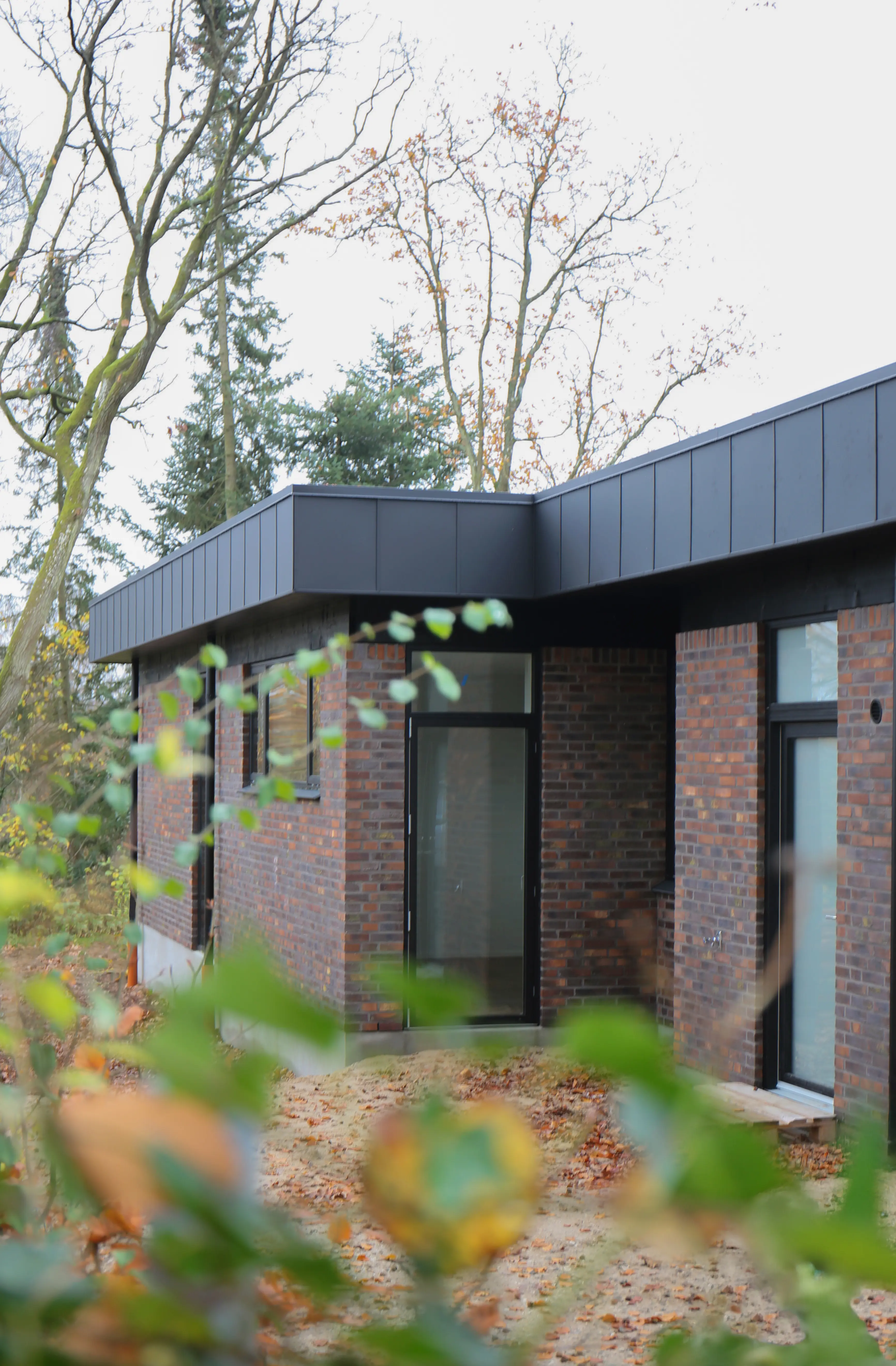 Billede af funkisvilla med murstensfacade udefra, der overholder LCA-kravene