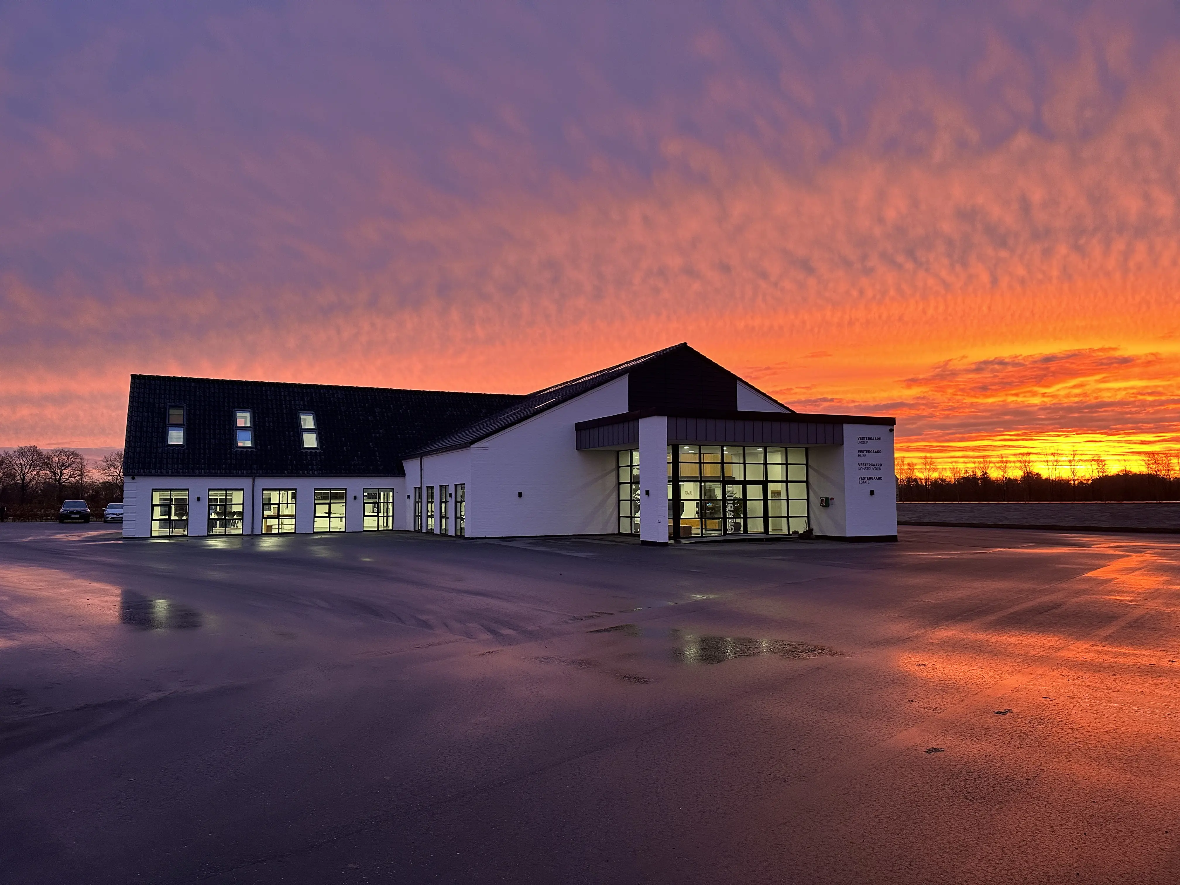 Kontoret udefra med solopgang