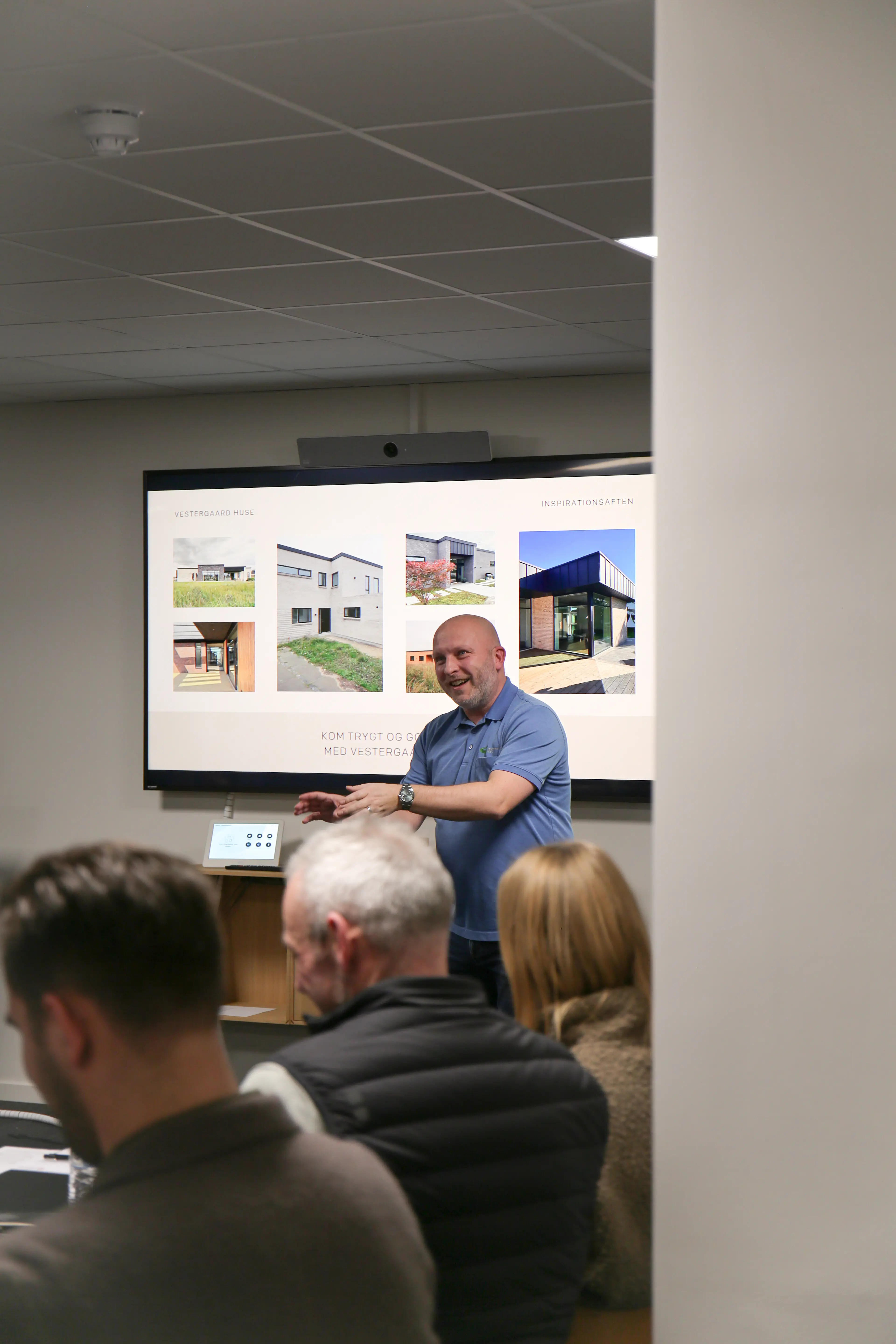 Byggerådgiver, der fortæller om Vestergaard Huse og nybyggeri foran flere mennesker
