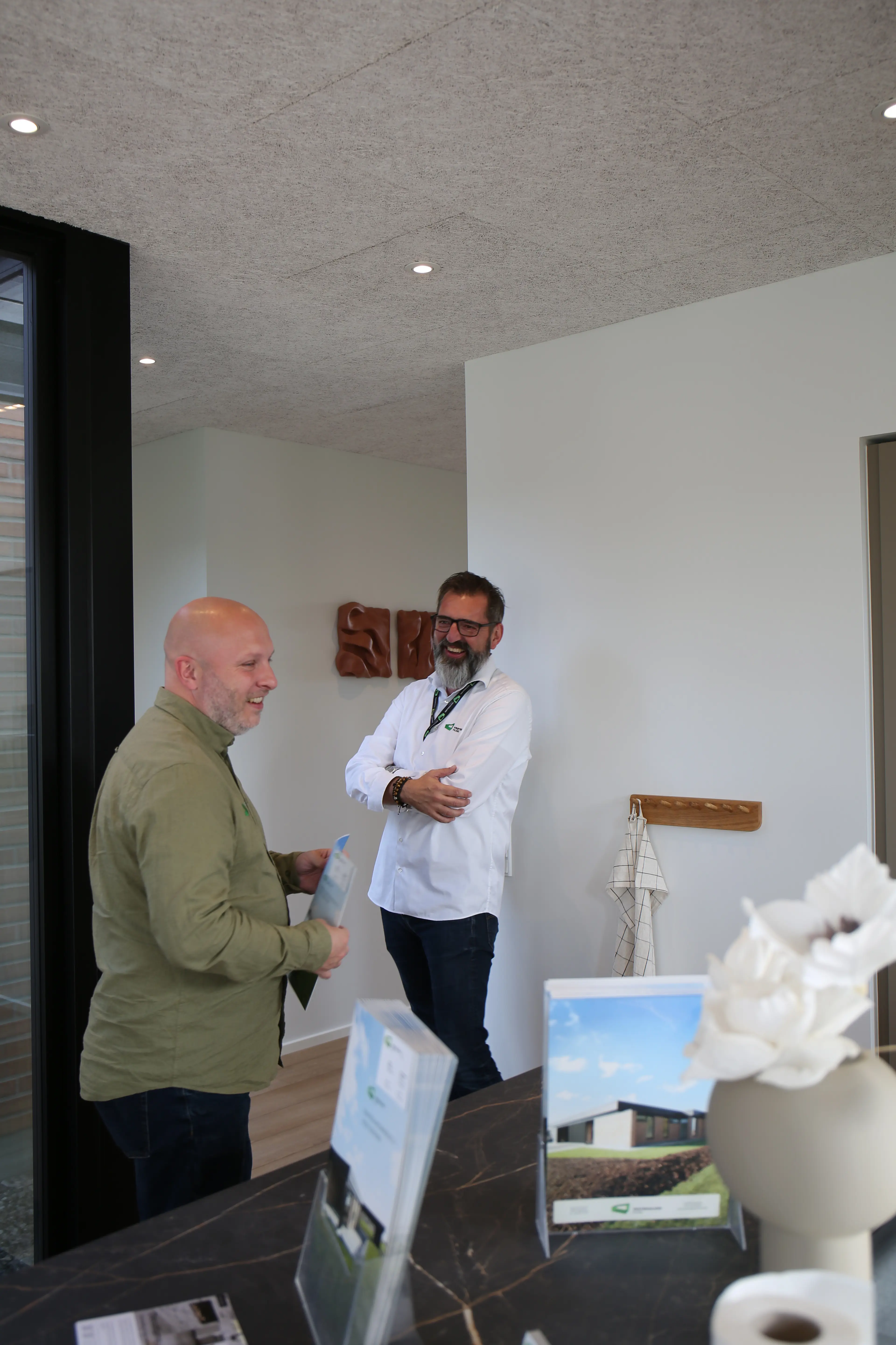 To byggerådgivere, der griner sammen