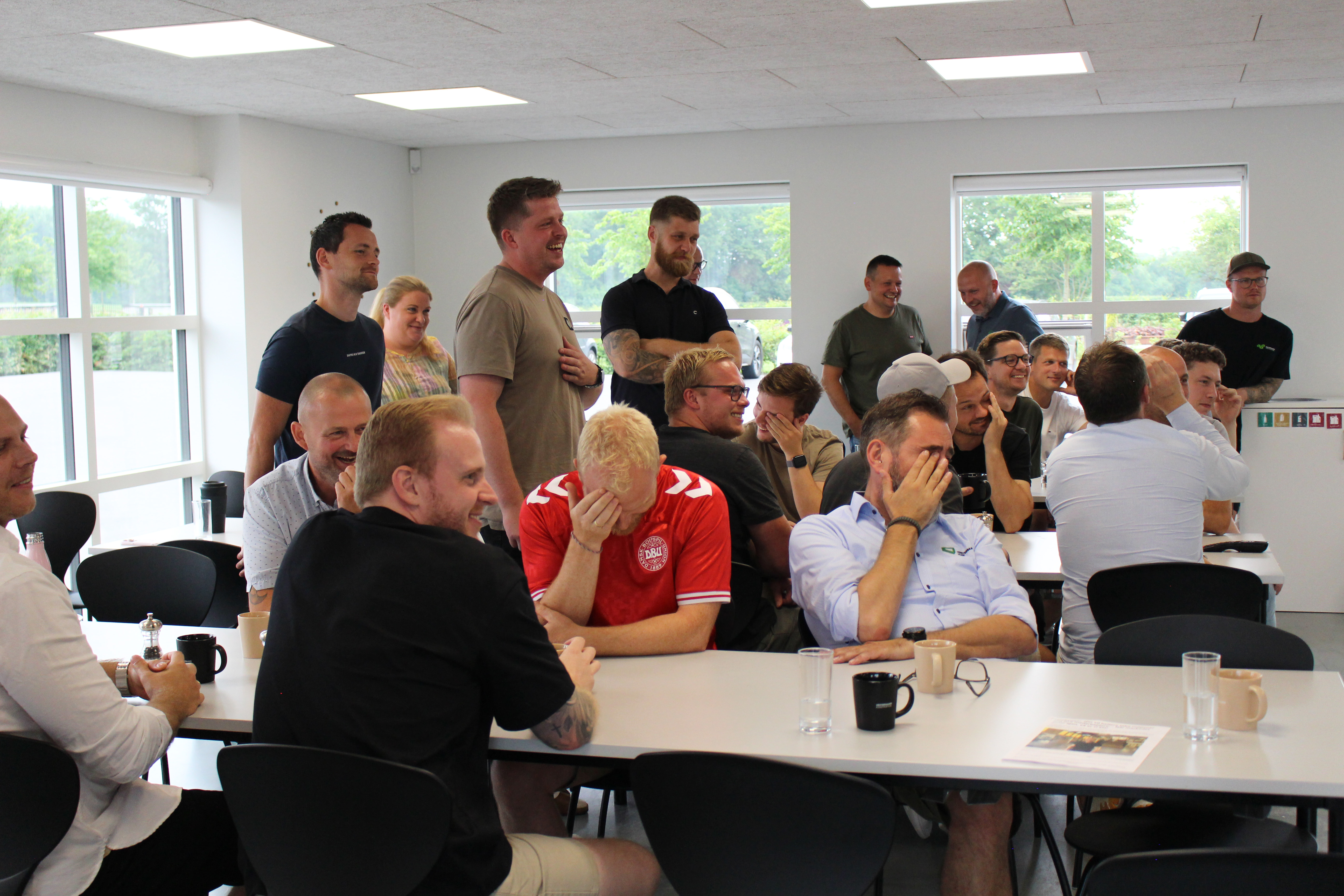 Medarbejdere hos Vestergaard Huse til møde i kantinen