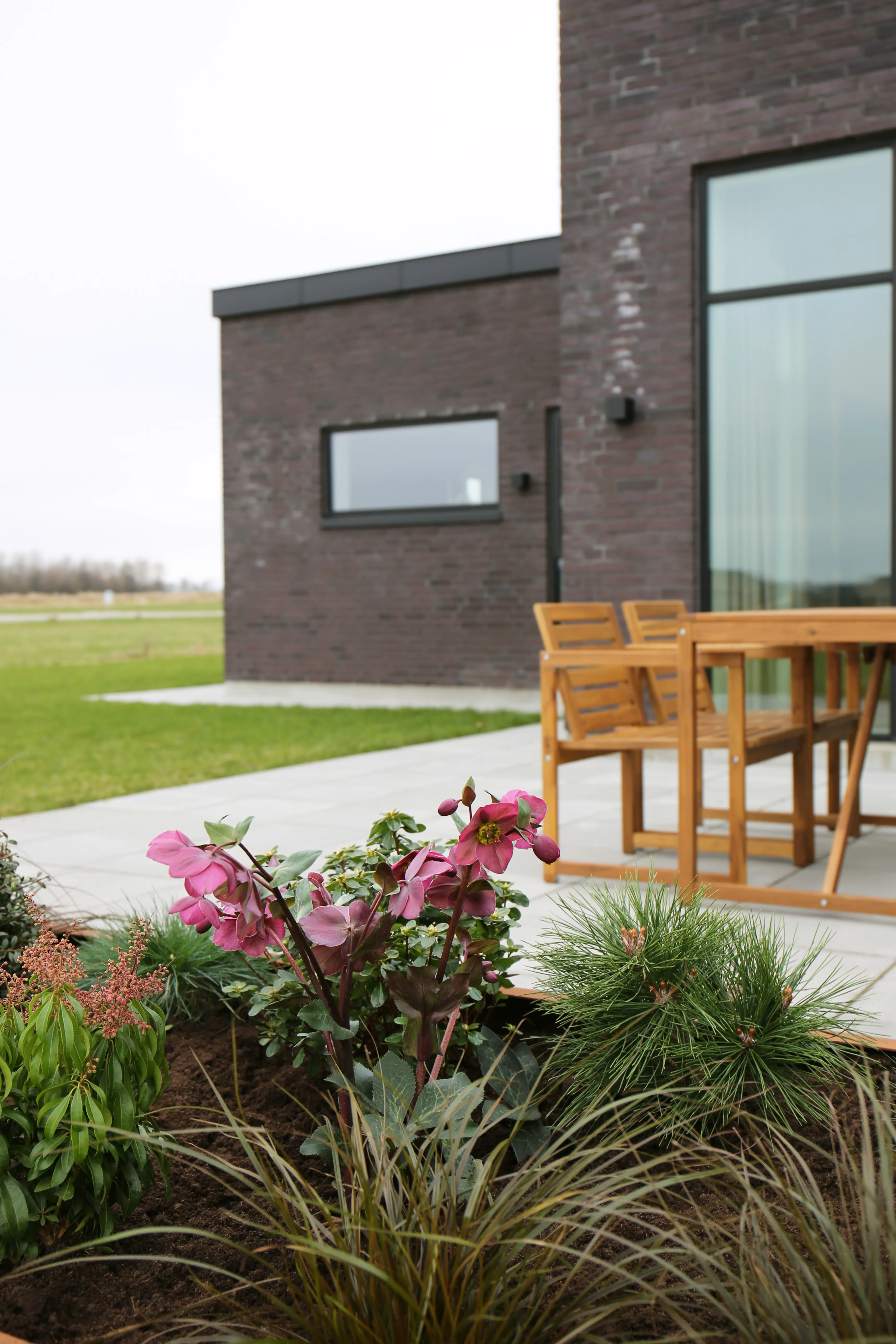 Stort funkishus med lyst køkkenalrum, alkove og stort vinduesparti 